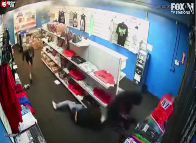 Video :One of the three thugs who attack the incorrect business loses his life as a result